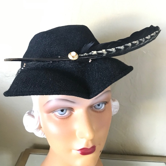 GRACEFUL 1940s\' BLACK FABRIC HAT WITH PAINTED FEATHER & DOTTED VEIL main image 16